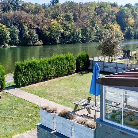 La Petite Maison Au Bord De L'eau Hébergement de vacances *